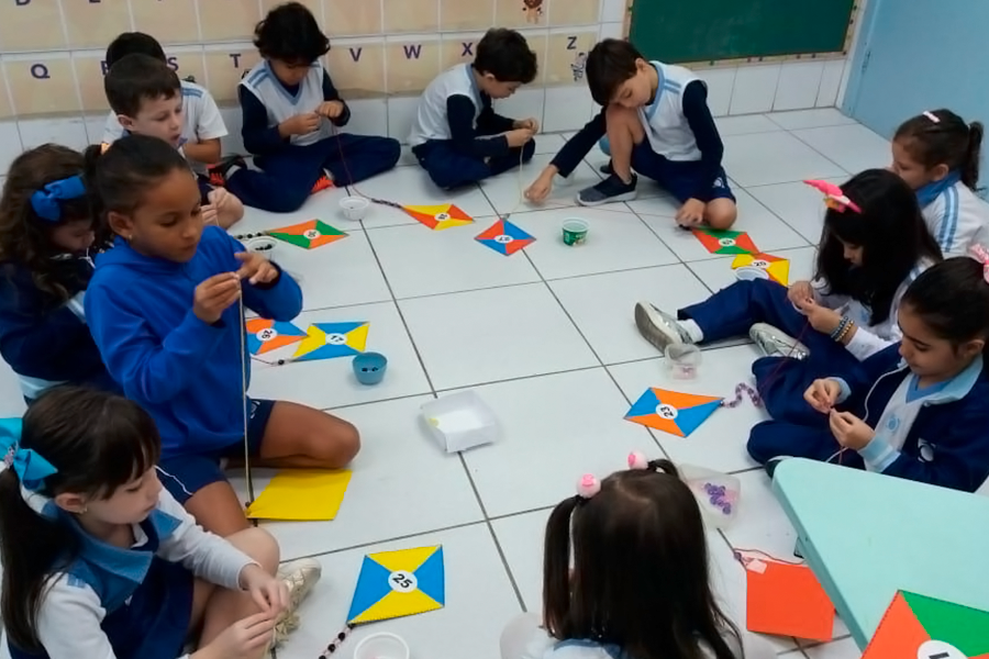 Infantil V se diverte e aprende em atividade com pipa