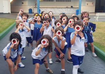 Alunos do Infantil IV fazem experimento divertido com lupa