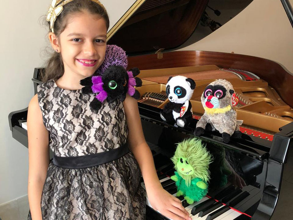 Aluna Darwin conquista medalha de ouro em concurso de piano na Ucrânia