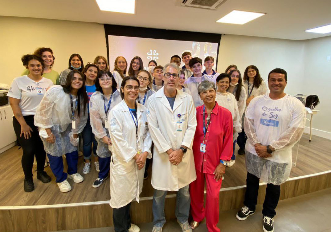 Alunos da 3ª série visitam Hospital Santa Rita de Cássia