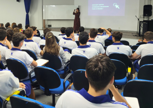 Alunos participam de palestra sobre carreiras do futuro