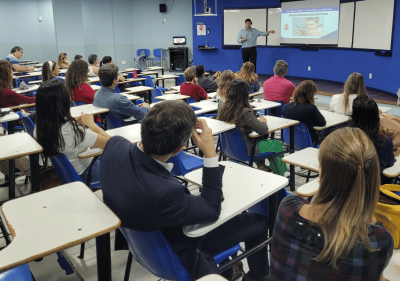 Pais e alunos aprendem sobre uso seguro da internet