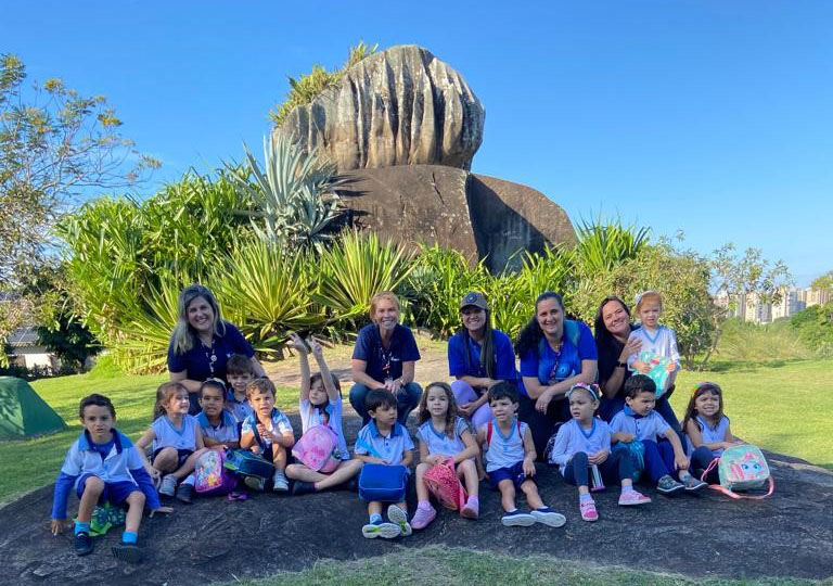 Alunos do Infantil IV aprendem sobre a natureza durante aula de campo