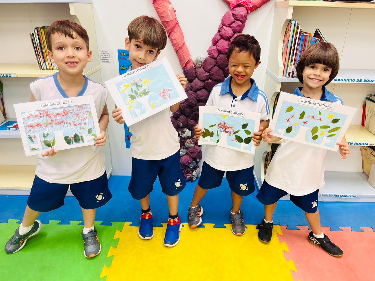 Alunos do Infantil V exploram os espaço verde da escola.